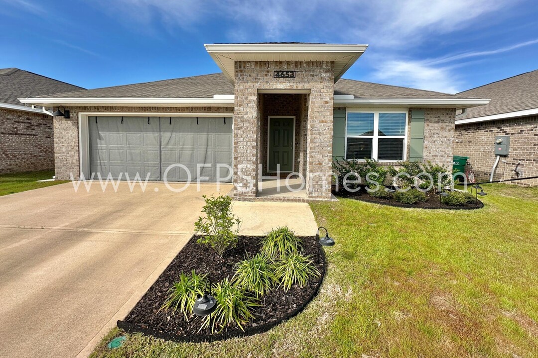 4653 Honor Guard Wy in Crestview, FL - Building Photo