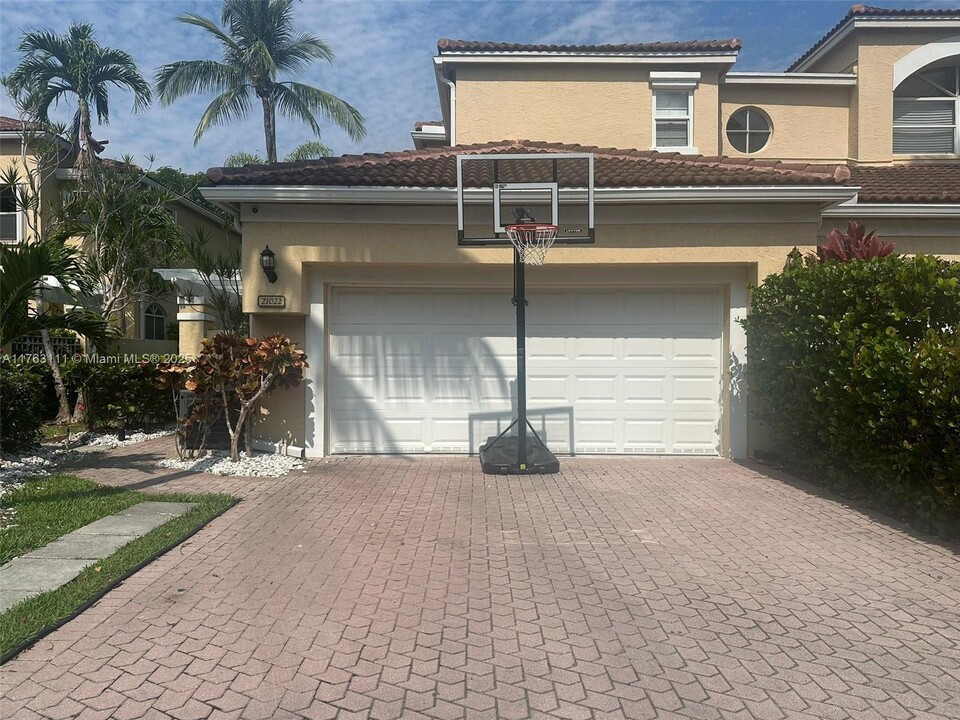 21022 NE 34th Ct in Miami, FL - Building Photo