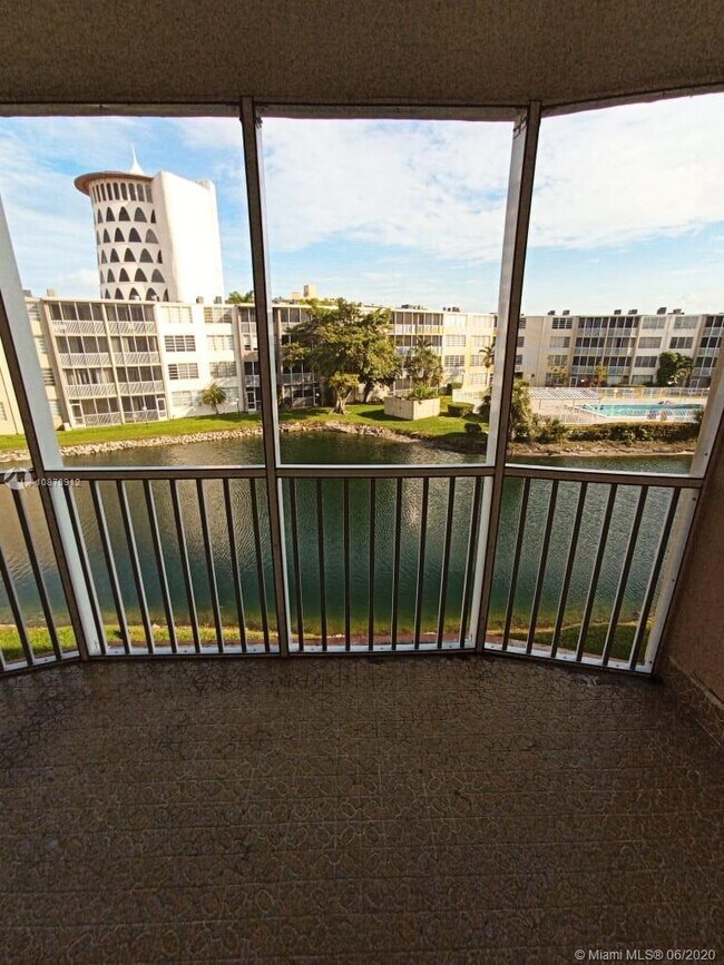 1700 NE 191st St-Unit -306 in North Miami Beach, FL - Foto de edificio - Building Photo
