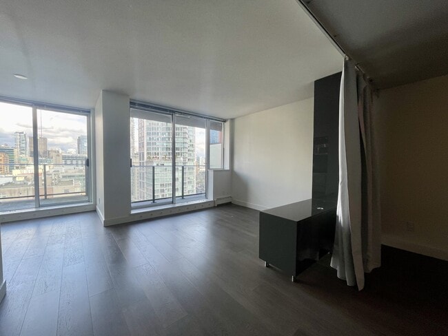 1325 Rolston St in Vancouver, BC - Building Photo - Building Photo