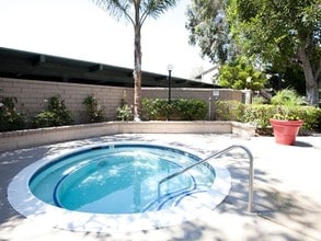 Villa Buena in Buena Park, CA - Foto de edificio - Interior Photo