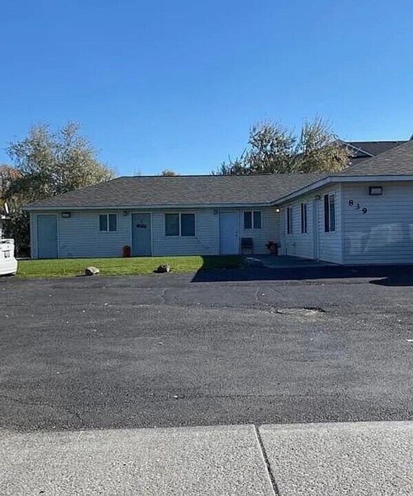 839 S Division St in Moses Lake, WA - Building Photo