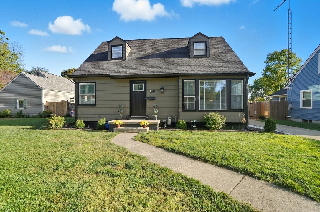 1035 Mayfair Rd S in Troy, OH - Building Photo