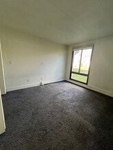 7290 W Dean Rd in Milwaukee, WI - Foto de edificio - Building Photo