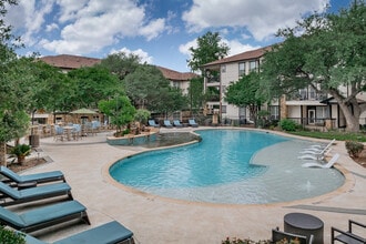 Thirty Oaks in San Antonio, TX - Building Photo - Building Photo