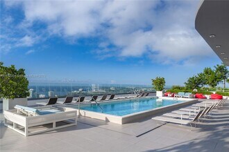 45 SW 9th St, Unit 2709 in Miami, FL - Foto de edificio - Building Photo