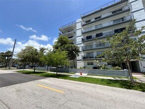 16508 NE 26th Ave in North Miami Beach, FL - Foto de edificio - Building Photo