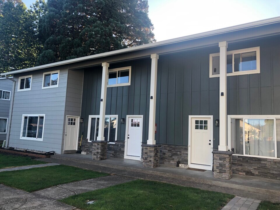 2248 Maple St in Forest Grove, OR - Foto de edificio