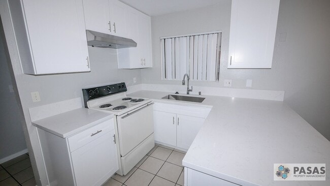 5533 Adobe Falls Rd in San Diego, CA - Building Photo - Building Photo