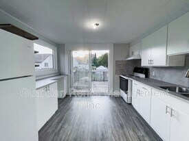 60 Secord St in Thunder Bay, ON - Building Photo