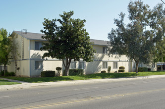 Village Oaks Apartments in Fresno, CA - Building Photo - Building Photo