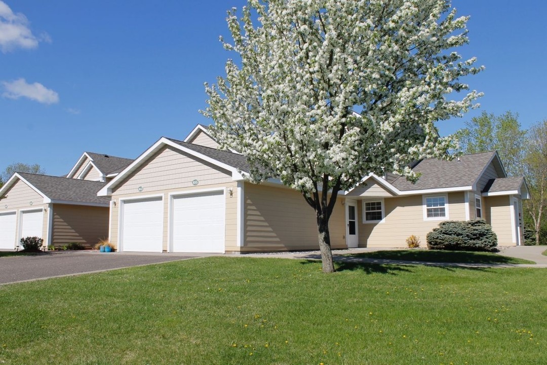 Woodland Townhomes in Mahtomedi, MN - Building Photo