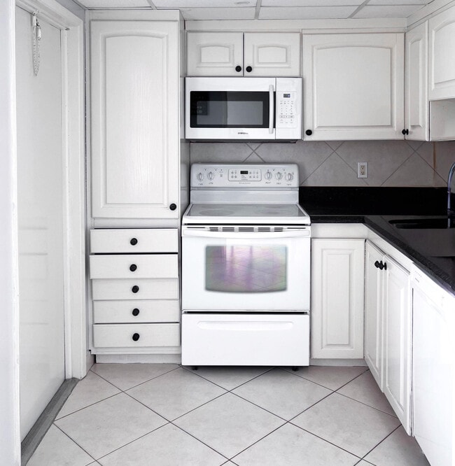 3050 N Palm Aire Dr in Pompano Beach, FL - Building Photo - Building Photo