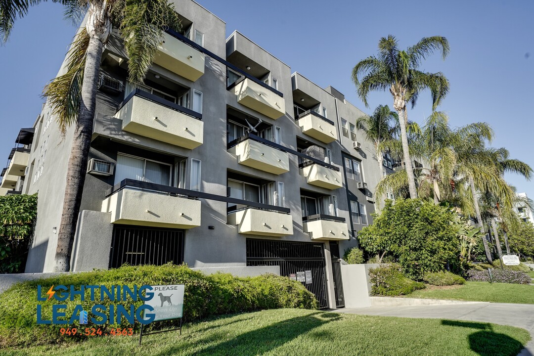 11225-11225 Morrison St in Los Angeles, CA - Building Photo