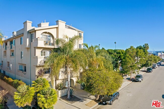 12311 Pacific Ave in Los Angeles, CA - Foto de edificio - Building Photo