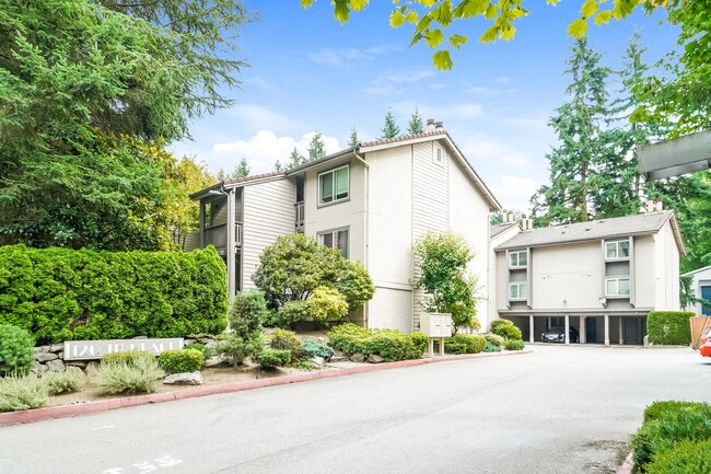 12711 NE 120th St in Kirkland, WA - Building Photo - Building Photo