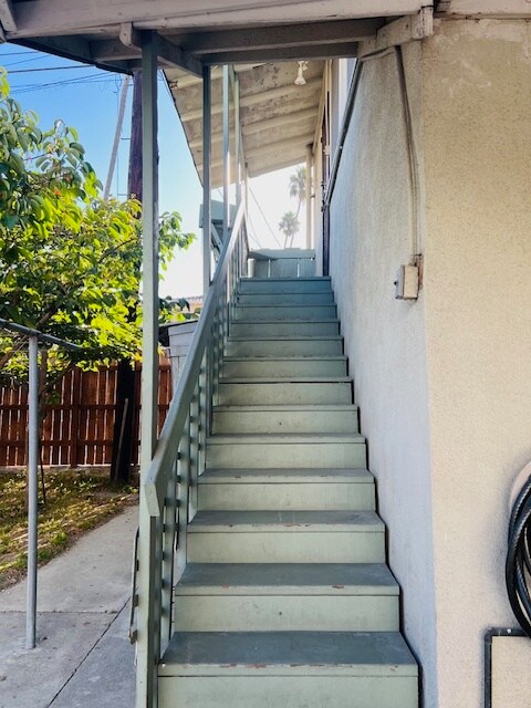 1226 Westchester Pl in Los Angeles, CA - Building Photo