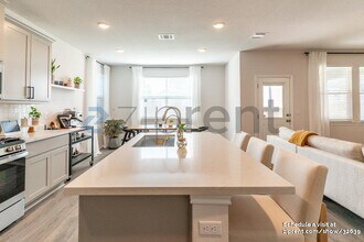 15705 Singh Dr in Austin, TX - Foto de edificio - Building Photo