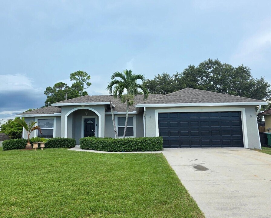 3008 SW Circle St in Port St. Lucie, FL - Building Photo