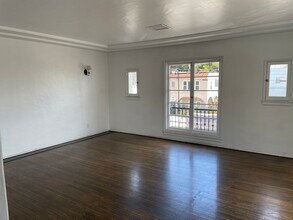 145 W Channel Rd in Santa Monica, CA - Building Photo - Building Photo