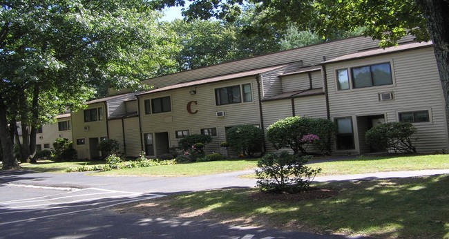 Oakwood Apartments in Bellingham, MA - Building Photo - Building Photo