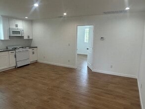 11723 Pendleton St in Sun Valley, CA - Foto de edificio - Building Photo