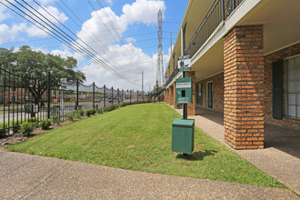 Fountains at Chimney Rock in Houston, TX - Building Photo - Building Photo