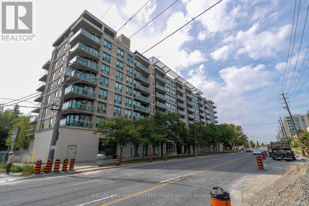 935 Sheppard Ave W in Toronto, ON - Building Photo