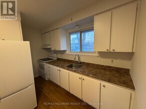 75 Bolton Ave in Newmarket, ON - Building Photo - Building Photo