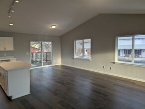 132 Chalet Dr in Stoughton, WI - Building Photo - Building Photo