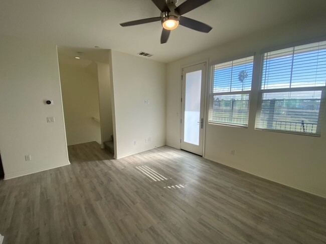 521 Sandpiper Wy in Imperial Beach, CA - Foto de edificio - Building Photo