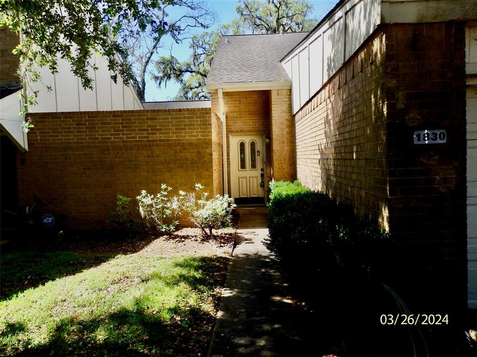 1830 Veranda Dr in West Columbia, TX - Building Photo