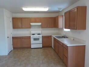4204 W Rialto Ct in Visalia, CA - Building Photo - Building Photo