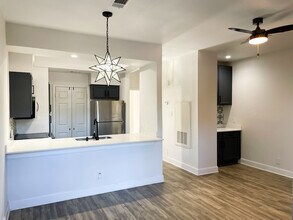 Four Park Place in Austin, TX - Foto de edificio - Building Photo
