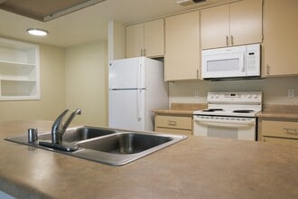 Creekview Homes in Chico, CA - Foto de edificio - Building Photo