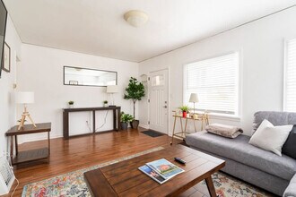 825 SE 49th Ave in Portland, OR - Foto de edificio - Building Photo