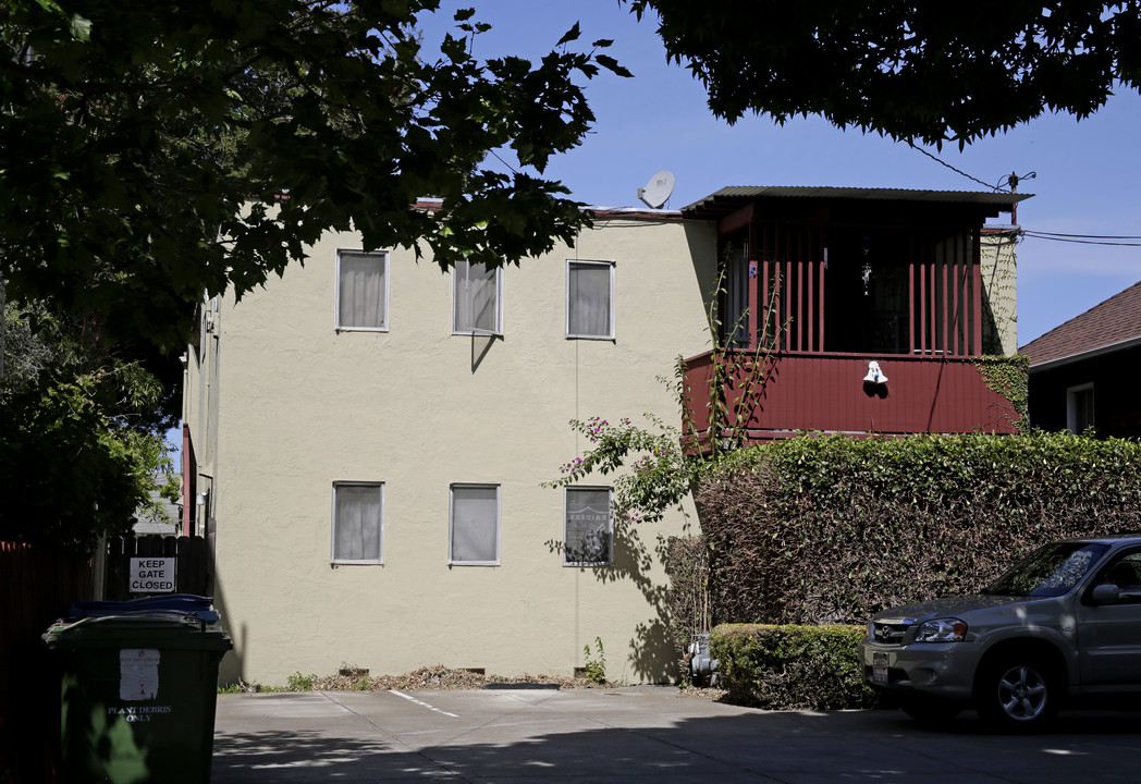 2922 Otis St in Berkeley, CA - Building Photo