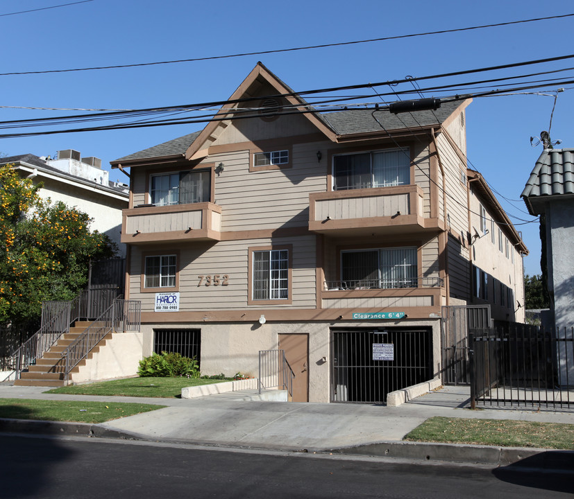 Independence Apartments in Canoga Park, CA - Building Photo