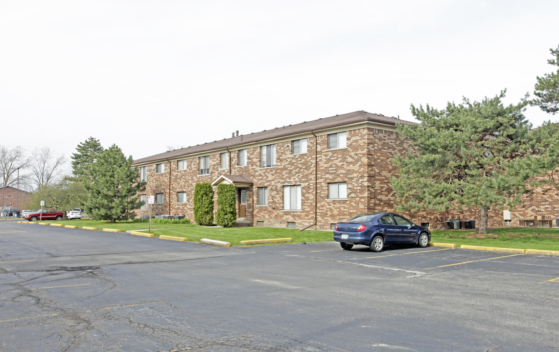 Shores Park Layne East Apartments in St. Clair Shores, MI - Building Photo