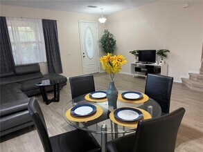 4056 Meadowlark Dr in Kissimmee, FL - Foto de edificio - Building Photo