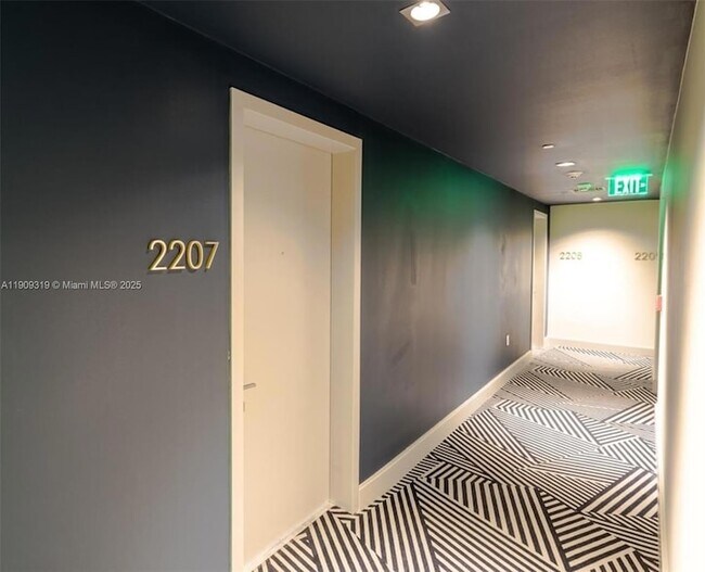 45 SW 9th St, Unit 2207 in Miami, FL - Building Photo - Building Photo