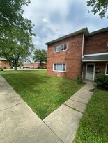 3 Bed 2 Bath, 2 Level End Unit in Warrensville Heights, OH - Building Photo