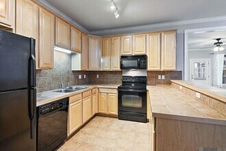 809 Summer Breeze Dr, Unit 204 in Baton Rouge, LA - Building Photo - Building Photo