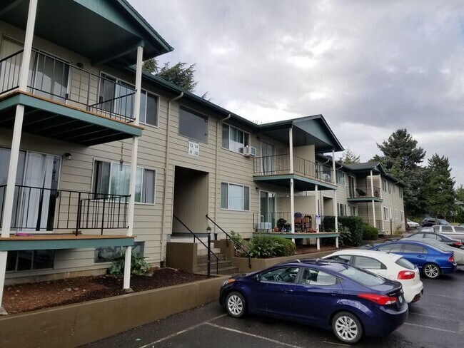 17838 NE Multnomah Dr in Portland, OR - Foto de edificio - Building Photo