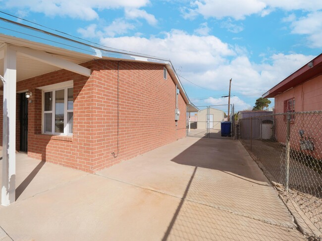 8516 Mt Everest Dr in El Paso, TX - Foto de edificio - Building Photo