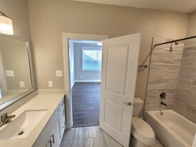 1720 Crestdale Dr in Houston, TX - Building Photo