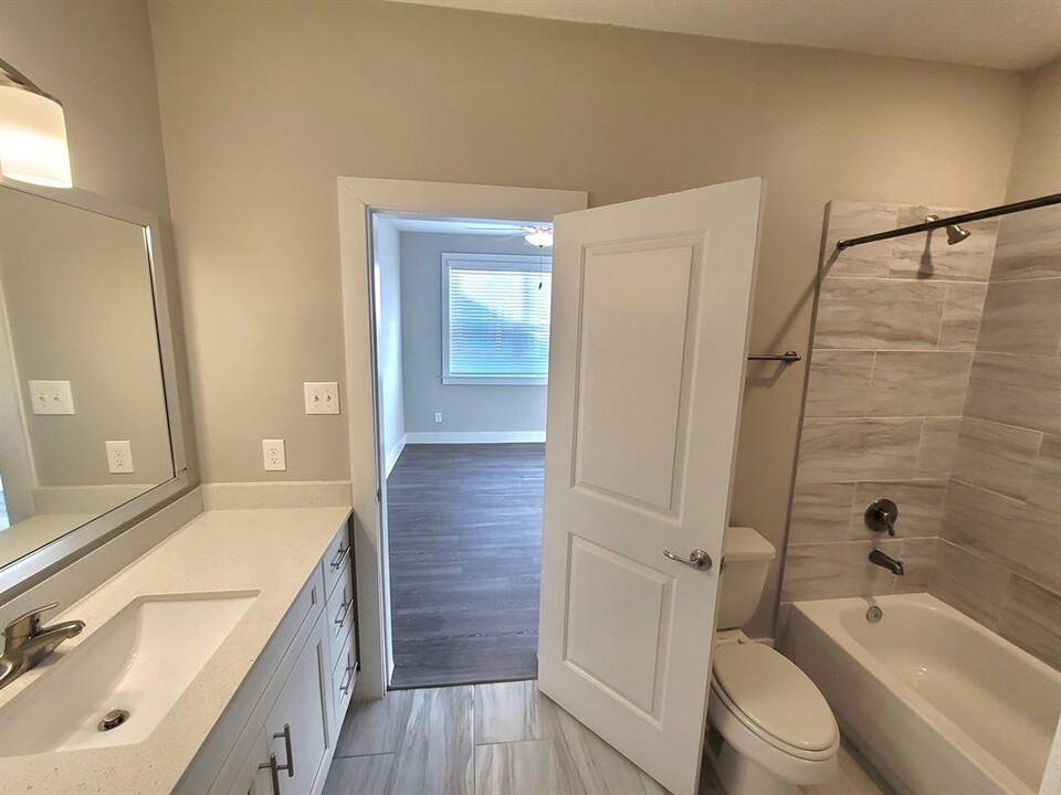 1720 Crestdale Dr in Houston, TX - Building Photo