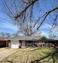 2137 Barclay Rd in The Village, OK - Building Photo