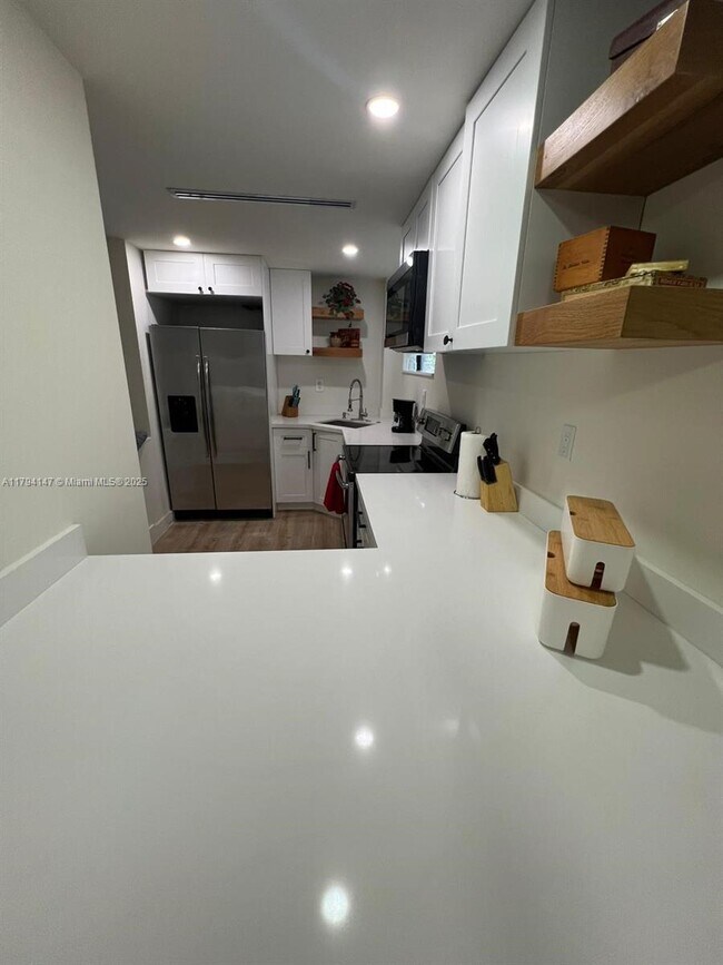 1244 NW 32nd St in Miami, FL - Building Photo - Building Photo