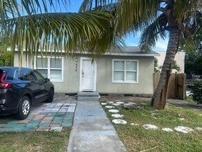 626 S Pine St in Lake Worth Beach, FL - Building Photo - Building Photo